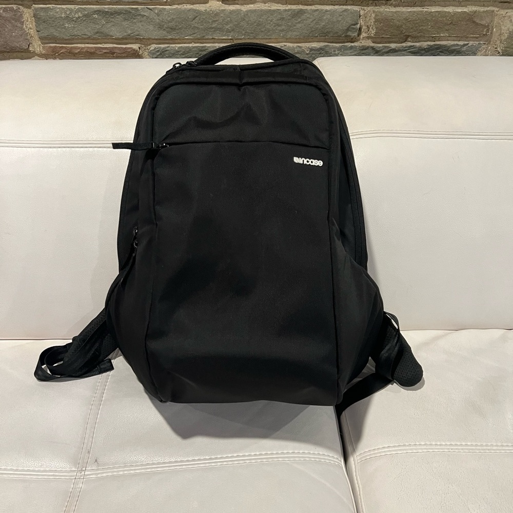 In case ICON Black Backpack